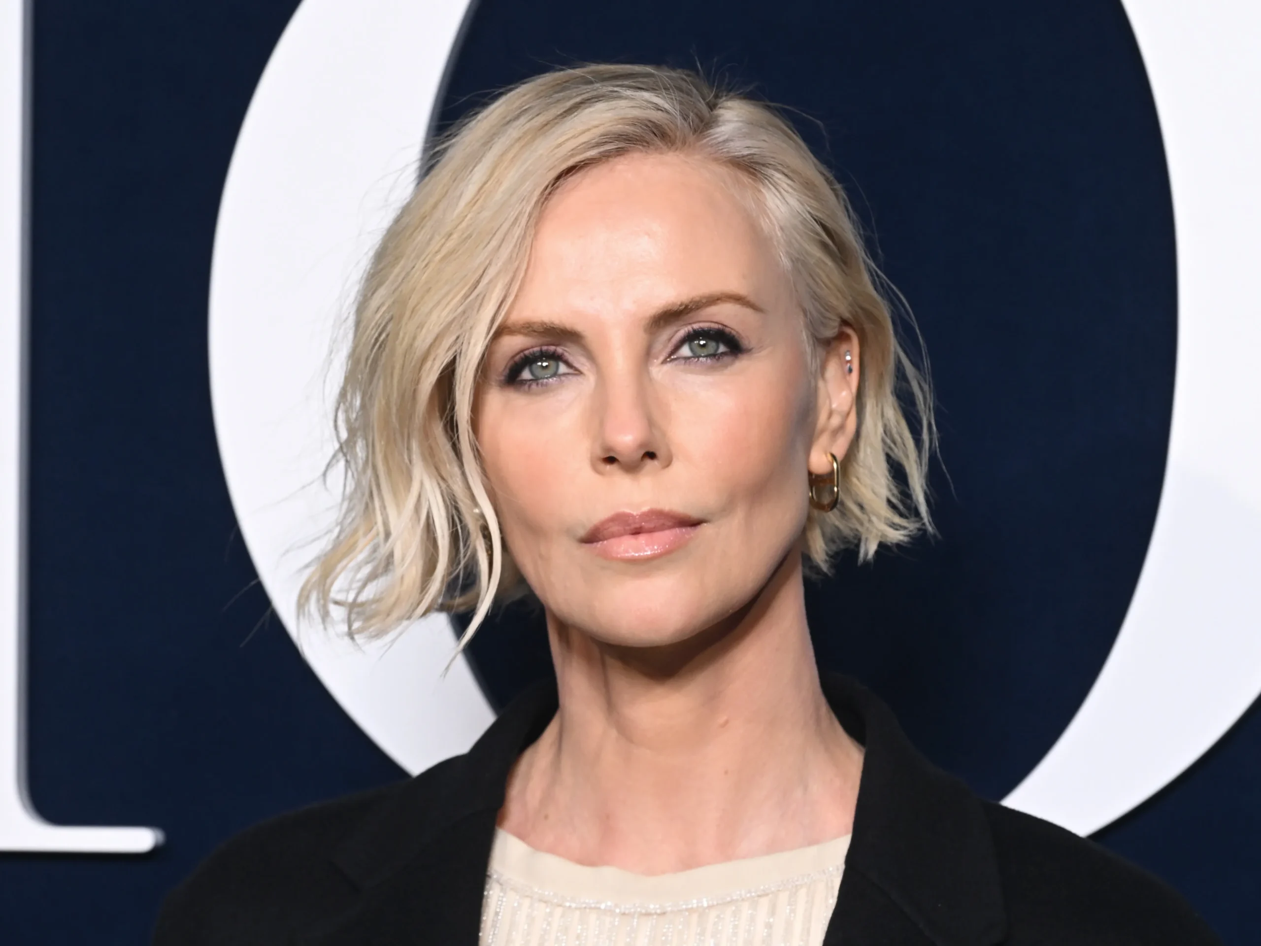 Unkomplizierte Frisuren mittellang ab 50: Stilvolle Optionen für reife Frauen